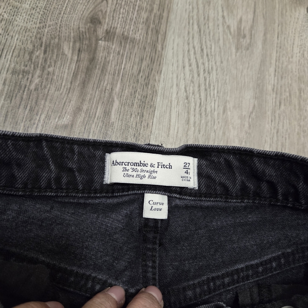 Abercrombie & Fitch Curve Love 90s Straight Ultra High Rise Distressed Jeans - Picture 9 of 12